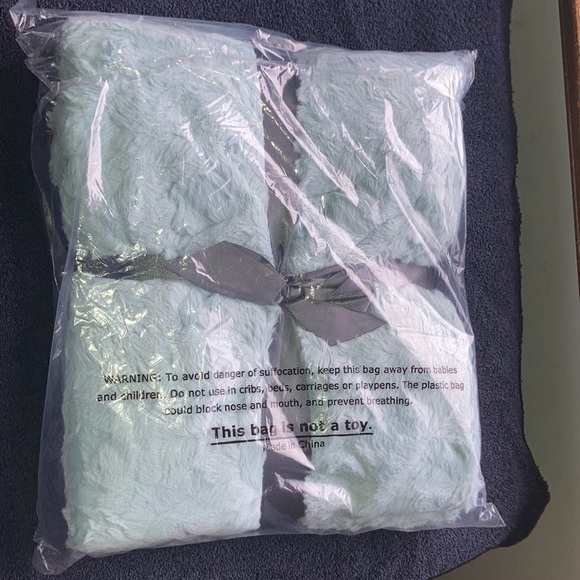 Relisted Madison Park faux fur throw blanket 60 X 70 in - Picture 14 of 14